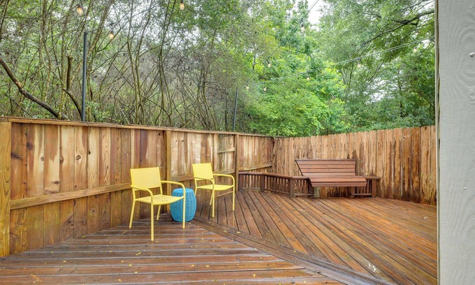 Alden Bridge Apartment | Modern Woodlands Townhome w/Spacious Yard & Patio