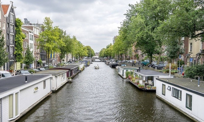 Amsterdam City Centre Boat Rental | Modern yet cozy houseboat