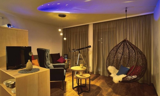 Kollnburg Apartment | Moderne Suite (55 m2) mit Kneipp-Dusche und Hängesessel
