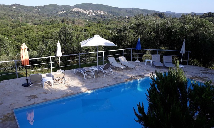 Giannades House | Moderne Villa mit Pool, am Corfutrail und in Meernähe