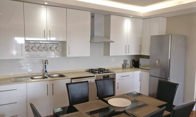 Greater Johannesburg Metropolitan Area Apartment | Modernised, pristine apartment in Blairgowrie