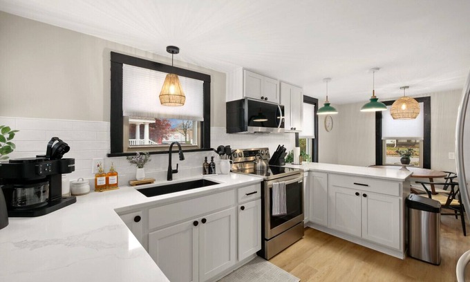 Medina House | Modernized Historical Home in Downtown Medina w/Hot Tub