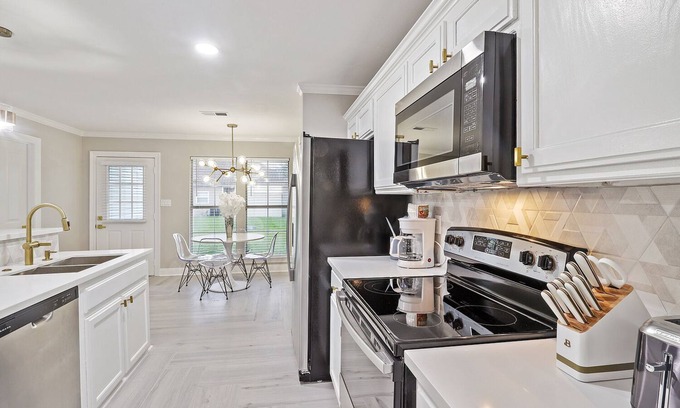 Gonzales House | Modernly Styled Home - 30 minutes away from New Orleans Airport & Baton Rouge