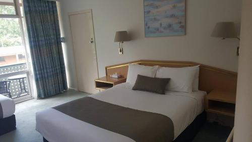 Newborough Hotel | Moe Parklands Motel