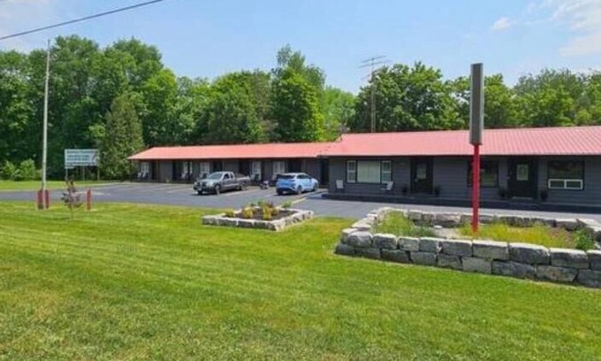 Madoc Hotel | Moira Lake Motel - King Room