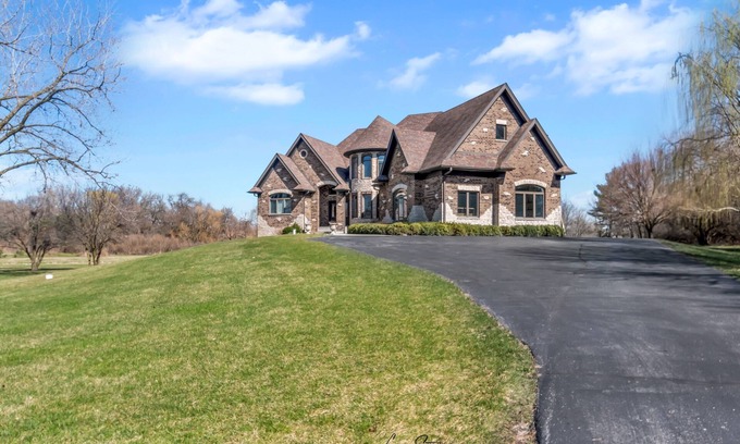 Mokena House | Mokena Manor: Luxury Living - Your Elite Escape!