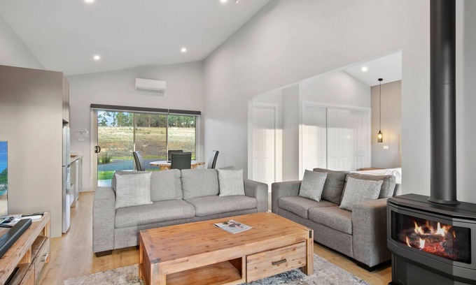 Lovedale Apartment | Molly Morgan Vineyard Villa Shiraz. Couples Retreat in the Hunter