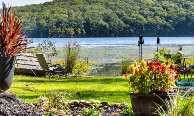 Monroe House | Mombasha Lake House