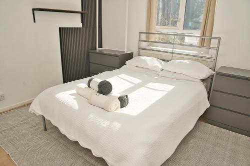 Swiss Cottage Apartment | Moments Made Here, Peaceful 4-Bedroom Swiss Cottage, Sleeps 10, Free WiFi