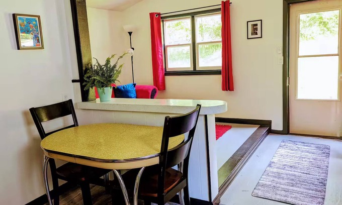 Bloomingburg Cottage | Mondrian Manor - Cottage in the lower Catskills near Ellenville and Wurtsboro