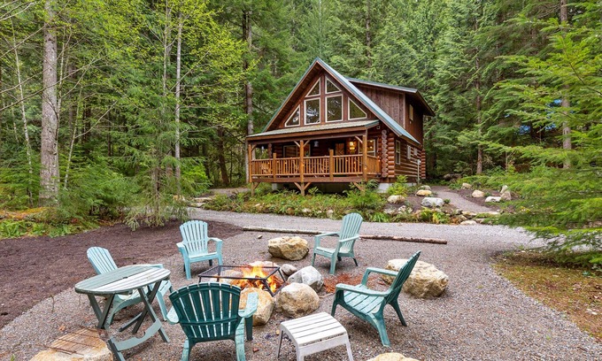 Skykomish Cabin | Money Creek Haven- peaceful and private pet friendly forest retreat w/hot tub!