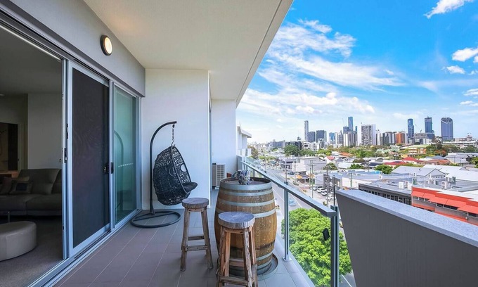 West End Apartment | Montague Metropolitan Brisbane Cityscape Oasis