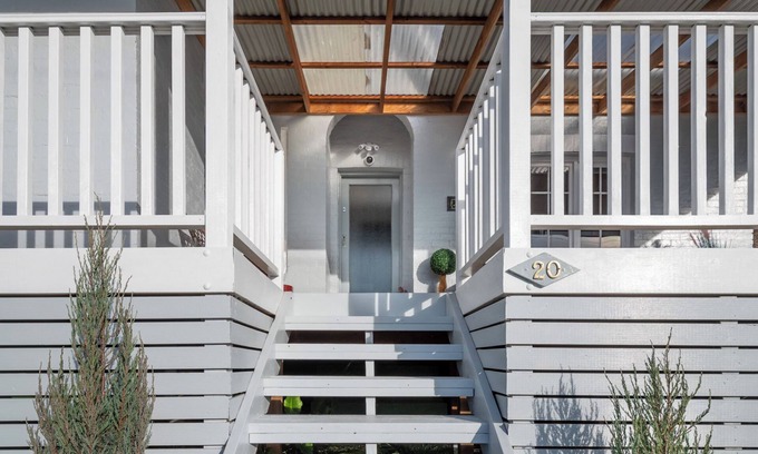 Newstead House | Monte-Vista: Minutes to the City, Views & Parking