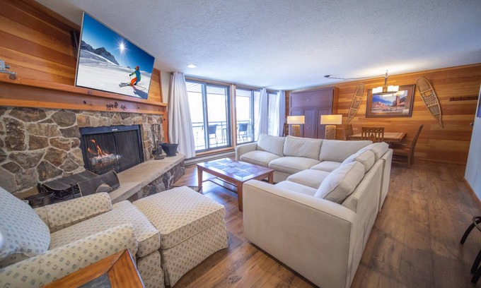 Lakeside Village Condo | Montezuma 1770