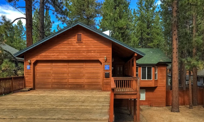 Montgomery Estates House | Montgomery Estates Bliss | Hot tub & fur babies welcome!
