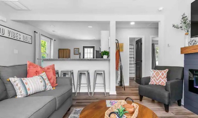 Montrose House | *Monthly* Renovated 2br Mod Boho Chic SMART HOME