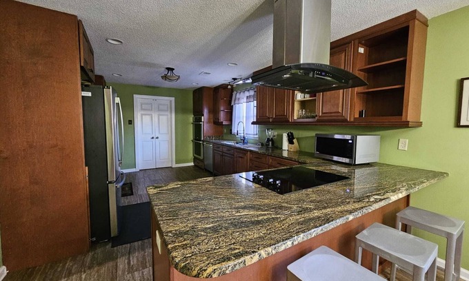 Cordova House | MONTHLY STAYS-6 BR with Pool Southern Luxury- 7 Sleeping Areas Over 3,000 Sq Ft