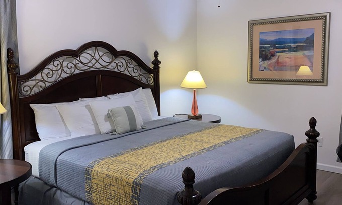 Olive Branch House | MONTHLY STAYS-Charming 4-bedroom Home in Delightful Suburb of Olive Branch
