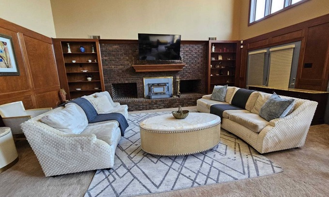 Olive Branch House | MONTHLY STAYS-Waterfront Estate – 10-Sleeping Area Retreat on Private Lake