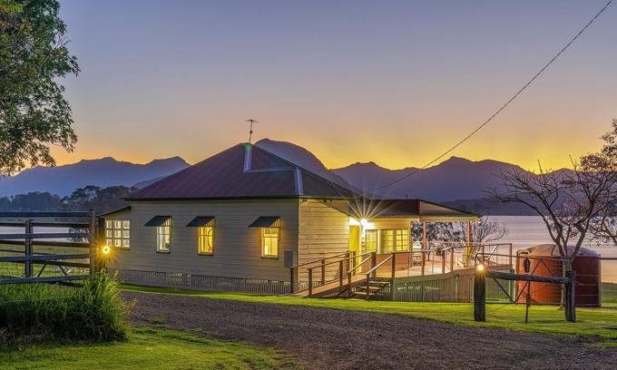 Moogerah House | Moogerah Lake House #6 Cottage