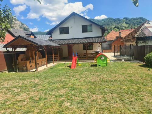 Rucar Ski Chalet | Moon's Hill by Ina