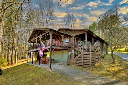 Blairsville Villa | Moon Tower Cabin - Beautiful Water Views Firepit More