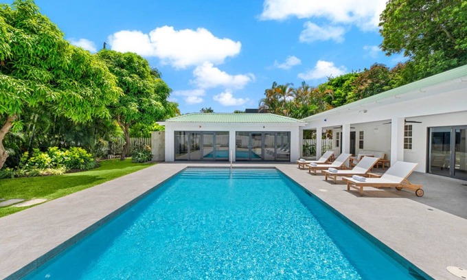 Sunset Crest House | Moonflower Villa: Luxe Oasis in Sunset Crest, Holetown