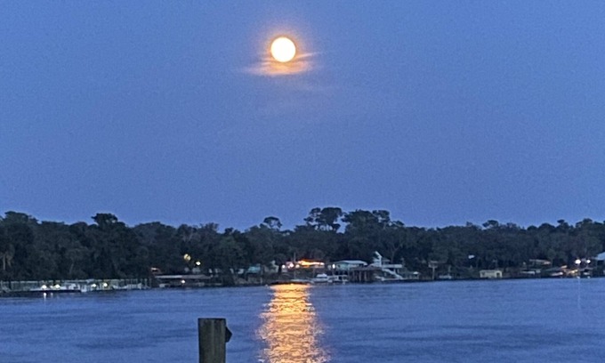 Welaka House | Moonlite Retreat- Waterfront home in Welaka, Florida