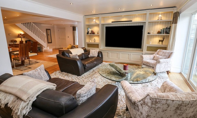 Padfield House | MOOR VIEW, pet friendly, luxury holiday cottage in Glossop