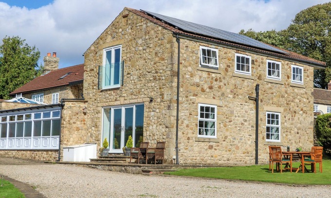 Patrick Brompton Cottage | MOORHEN HOUSE, family friendly, with pool in Patrick Brompton