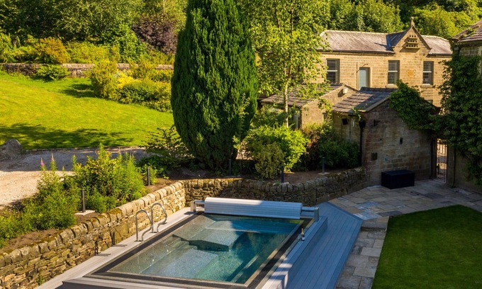 Foulridge House | MOORLANDS MANOR, family friendly, luxury holiday cottage in Foulridge