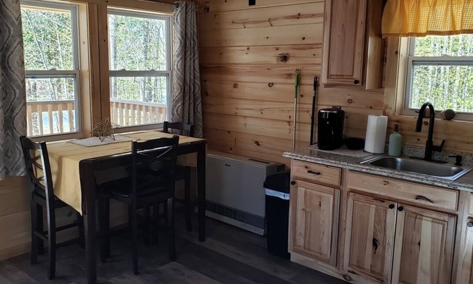 East Corinth Cabin | Moose Cabin: Charming 2-bedroom cabin with WiFi, AC in relaxing Sebec