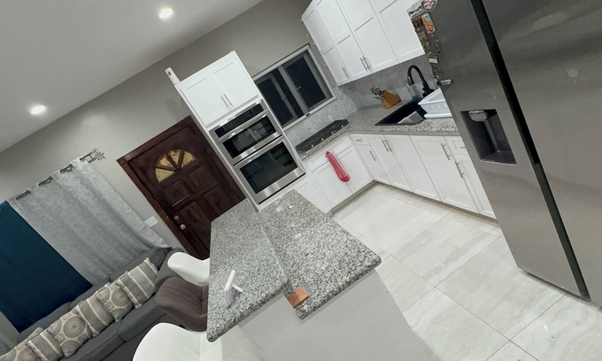 Nassau Apartment | Morden spacious Townhouse /w jacuzzi, free parking, WiFi, and back patio