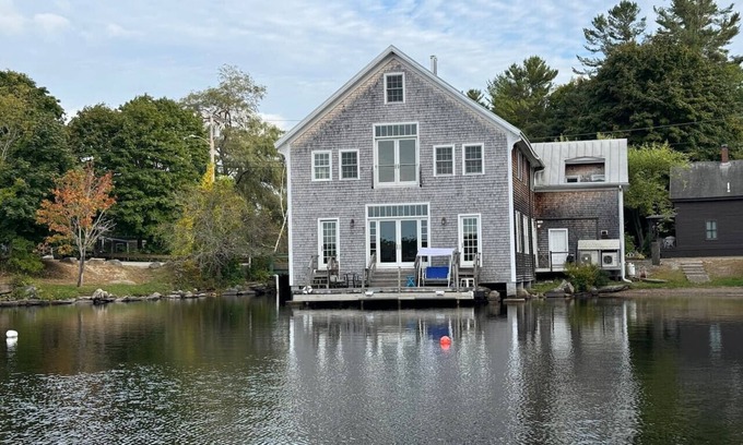 Newcastle House | More Boathouse than Lakehouse