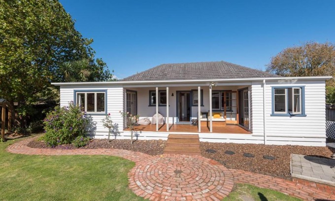 Tahunanui Bed & Breakfast | Morning Bloom Cottage Bed and Breakfast