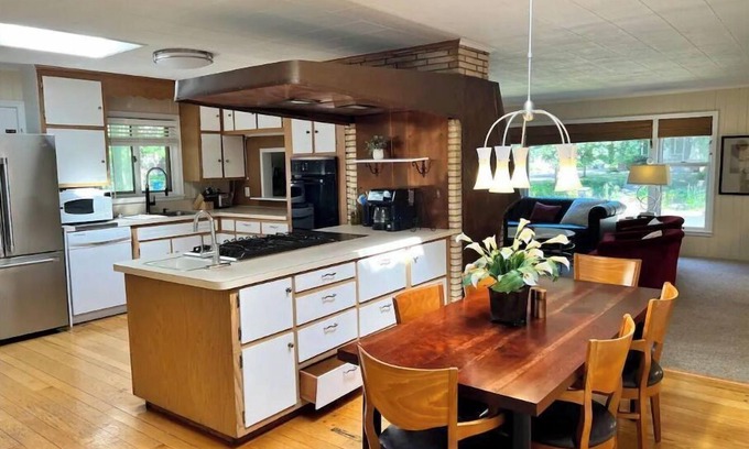 Linden Hills House | Morningside mid century near restaurants & lakes