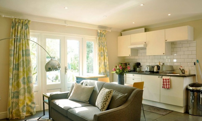 Moseley House | Moseley - House - Sleeps 4 - Parking - Garden