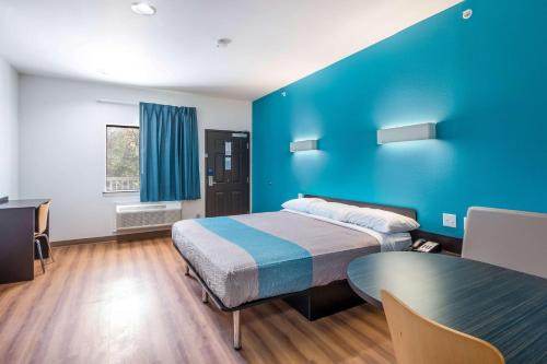 Channelview Hotel | Motel 6-Channelview, TX