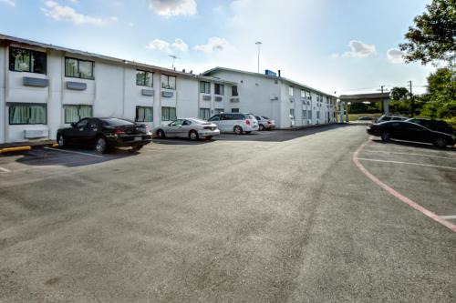 Cedar Crest Hotel | Motel 6-Dallas, TX - South
