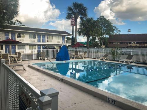 Doctors Inlet Hotel | Motel 6-Jacksonville, FL - Orange Park