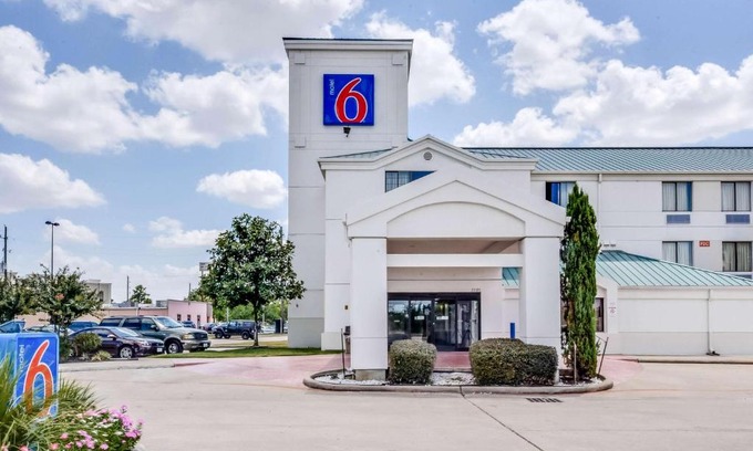 Barker Hotel | Motel 6-Katy, TX - Houston