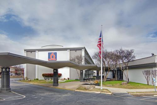 Mesquite Hotel | Motel 6 Mesquite, TX Town East