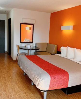 Regina Hotel | Motel 6-Regina, SK