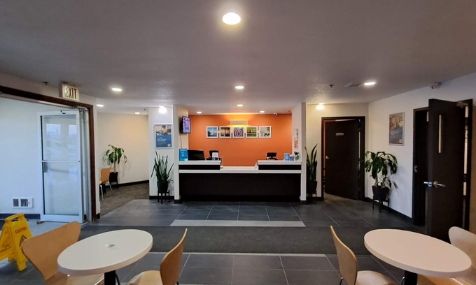 Regina Hotel | Motel 6 Regina, SK
