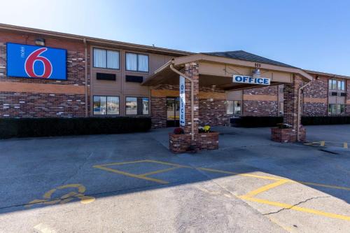 Troy Hotel | Motel 6-Troy, IL