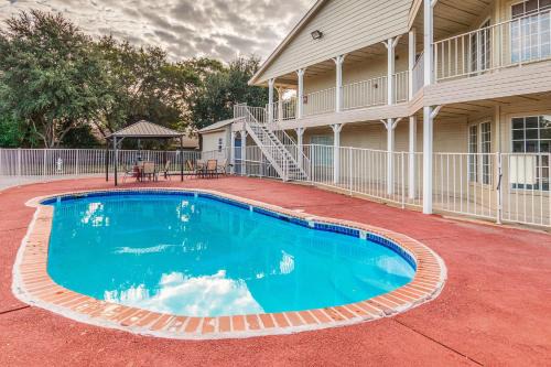 Waxahachie Hotel | Motel 6-Waxahachie, TX