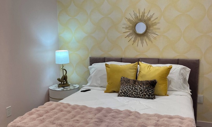 Williams Bay House | Motel room, new renovated, downtown Williams Bay. Walk to restaurants and lake.