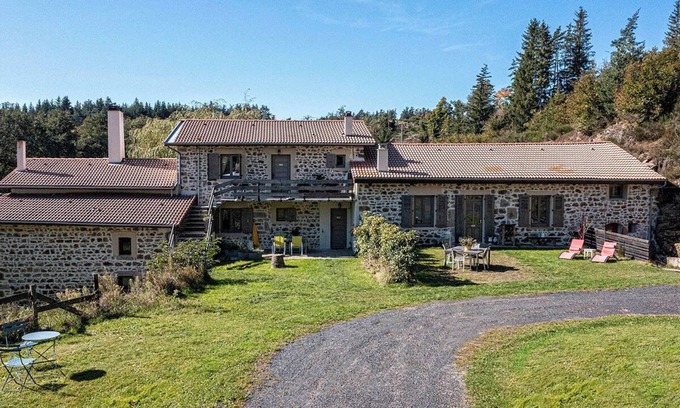 Viverols Bed & Breakfast | Moulin des Comtes, spacious guest room with all comforts in a peaceful setting