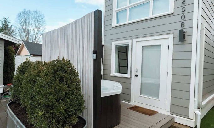 South Tabor Apartment | Mount Tabor Loft With Hot Tub