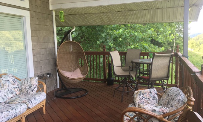 Lynn Garden Ski Chalet | Mountain Bliss.your chalet getaway retreat! 4BR 2BA with private setting!